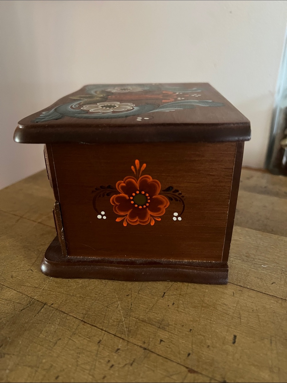 Hand-Painted Rosemaling Artist
Betty L. Theige Viroqua, Wisconsin Jewelry Box - Picture 3 of 8